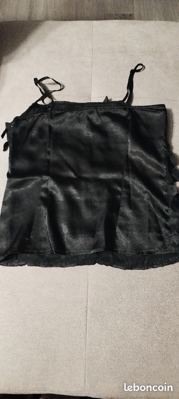 Top pour femme Camaïeu couleur noir taille 36/38 excellent état comme neuf (image 2)