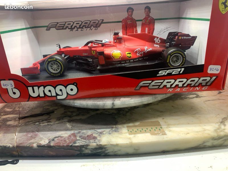 BBURAGO Ferrari F1 SF21-2021 Leclerc 1/18 - Voiture Avec Casque Pilote