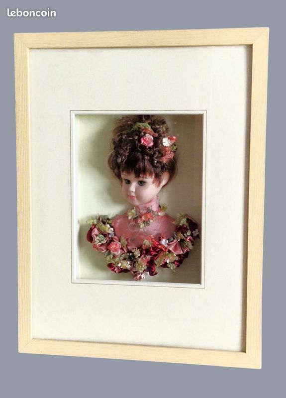Cadre sous verre décoratif romantique 3D - Buste de poupée jeune femme style victorien et fleurs en tissu" (image 1)