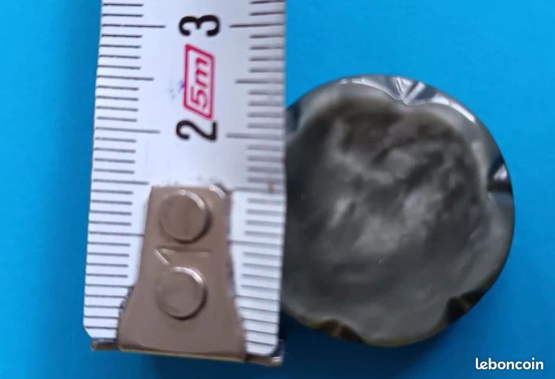 Lot De 19 Boutons Vintage Gris Lumineux 1,8 Cm - À Trous, Occasion, France