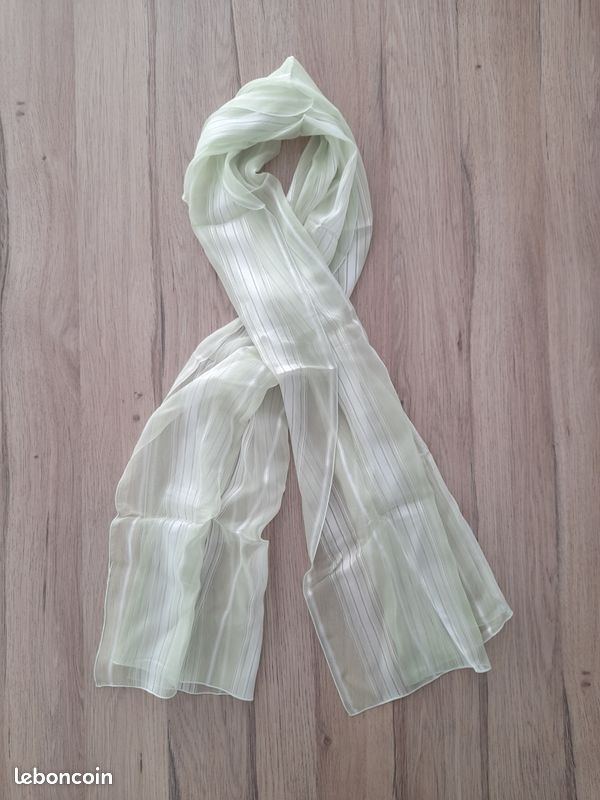 Foulard léger vert d'eau en soie et viscose - Fabriqué en France (image 2)