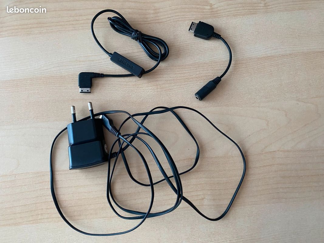 Lot chargeur samsung et adaptateur jack 3,5 mm (image 1)