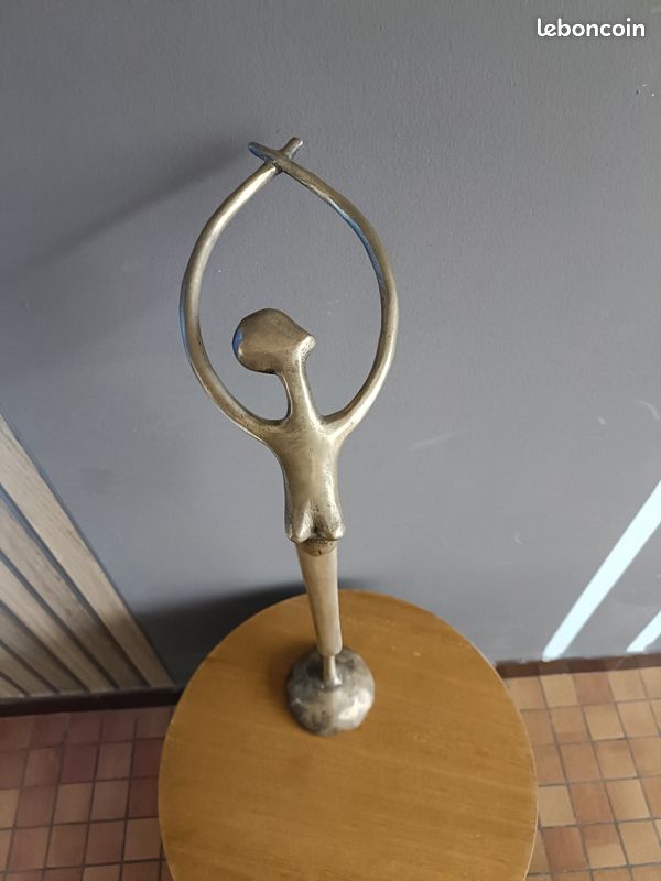 Superbe et grande sculpture en bronze représentant une danseuse de ballet en plein mouvement.
Danseuse Étoile Style Giacometti - 1,2kg
Danseuse Étoi (image 1)
