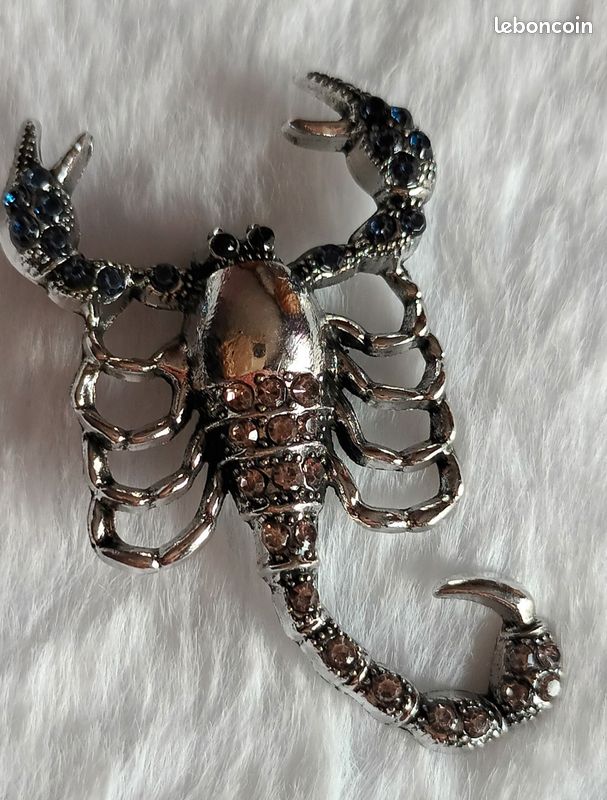 Broche scorpion argentée strass bleu (image 8)
