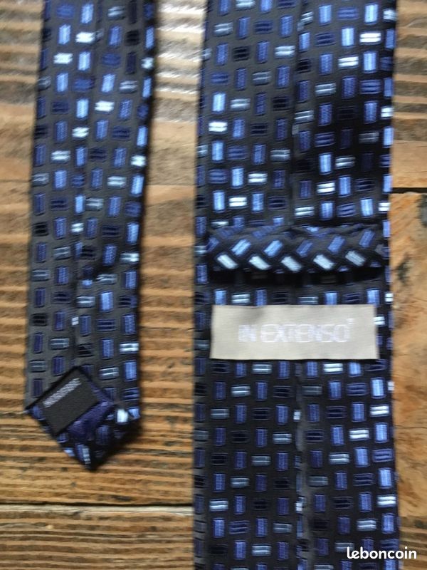 Cravate bleue in extenso (image 1)