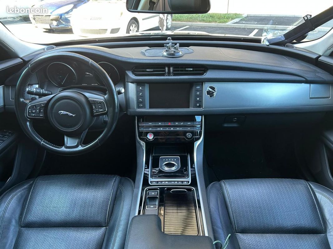 JAGUAR XF 2.0 D - 180 - BVA - Stop/Start 2015 BERLINE Prestige PHASE 1 GARANTIE 6 MOIS (image 11)