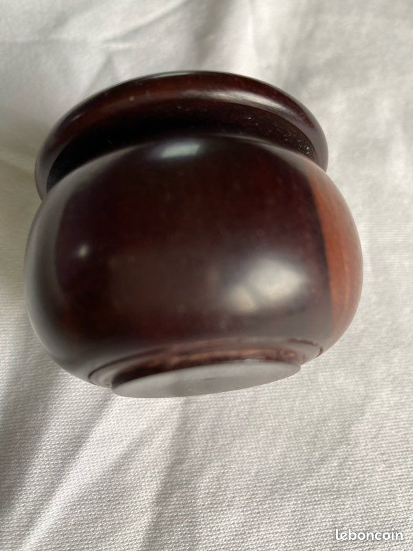 Biblot représentant une Petite Marmite sculpté en bois exotique (image 2)