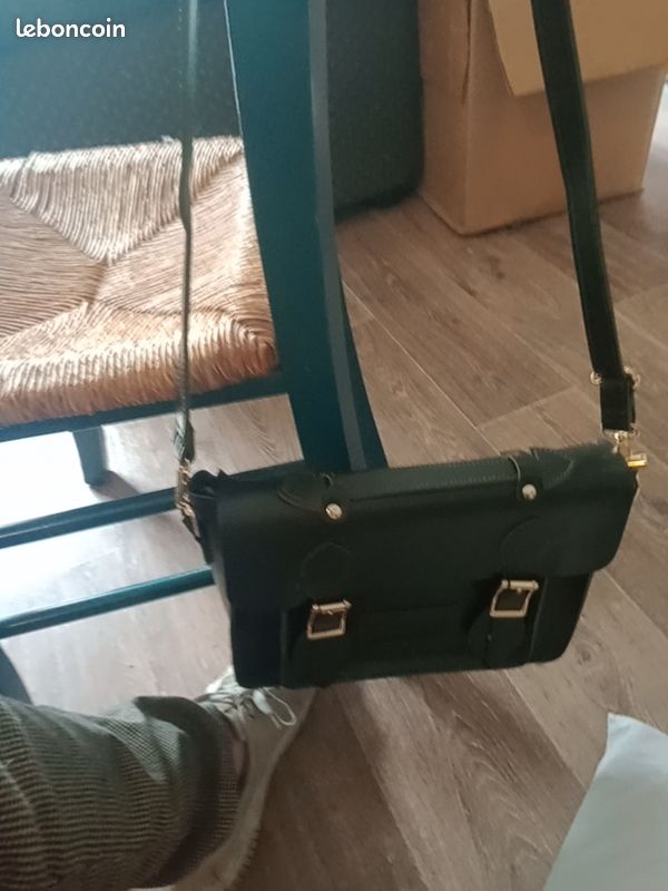 Sac cartable couleur vert foncé 2 fermoirs magnétiques + une grande fermeture zippée dorée dimensions : L 27,5 H 22 P 8 cm (image 2)
