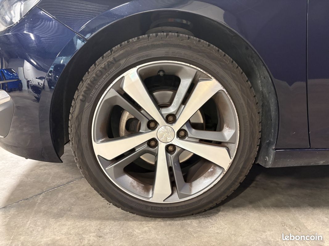 PEUGEOT 308 1.2 130ch ALLURE - Toit panoramique - Suivi complet - Climatisation (image 25)