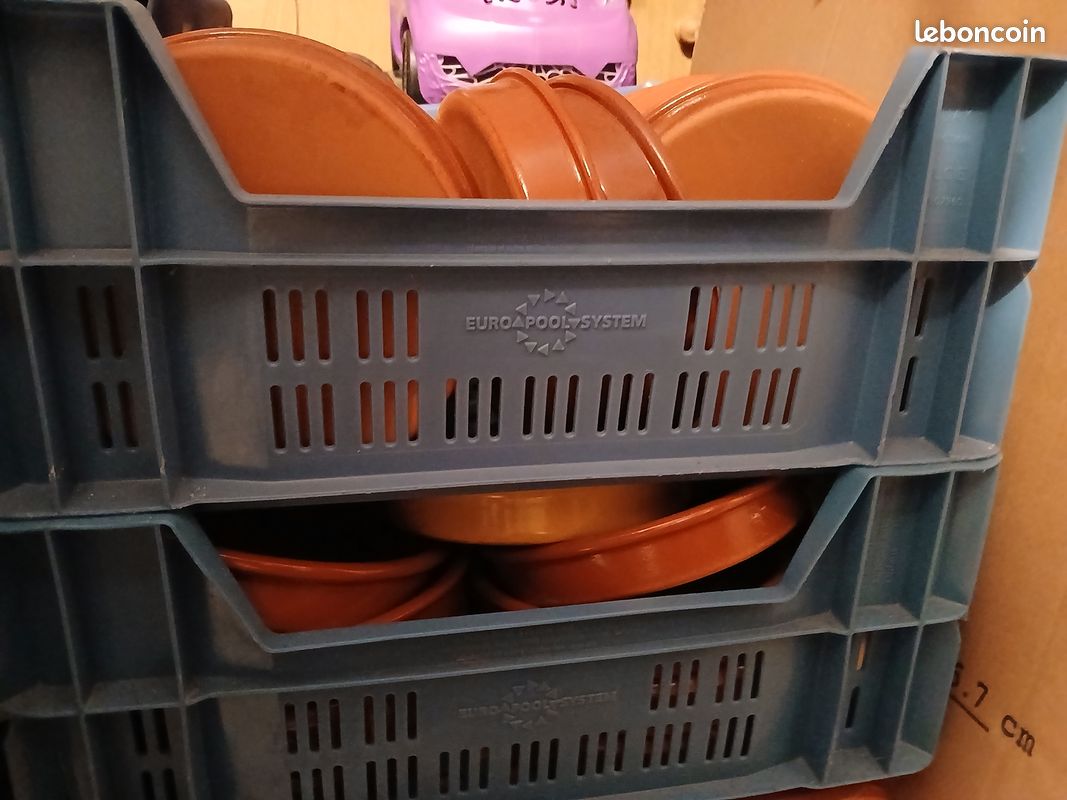 Pots ,caquelons divers .2 bacs (image 1)