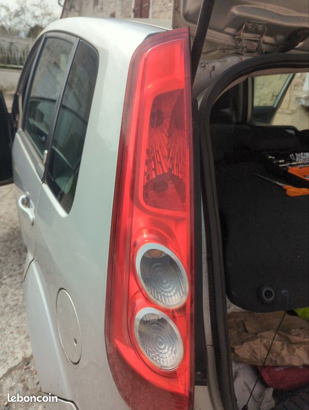 Feux arrière gauche Ford Fiesta MK5 (image 1)