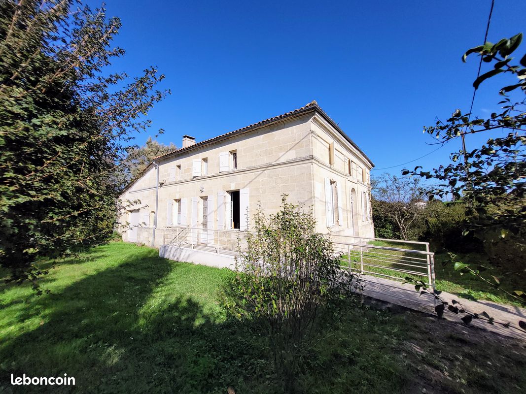 Maison 7 pièces 221 m² · à Les Peintures · 221 m² · 234 000 €