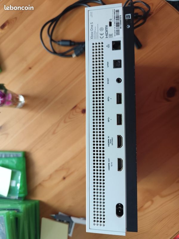 Xbox One S 1TB (image 2)