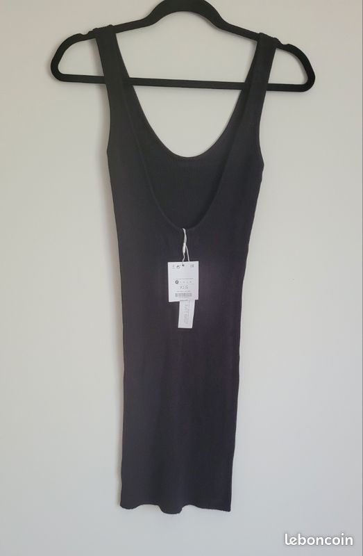 Robe noire sans manches (image 1)
