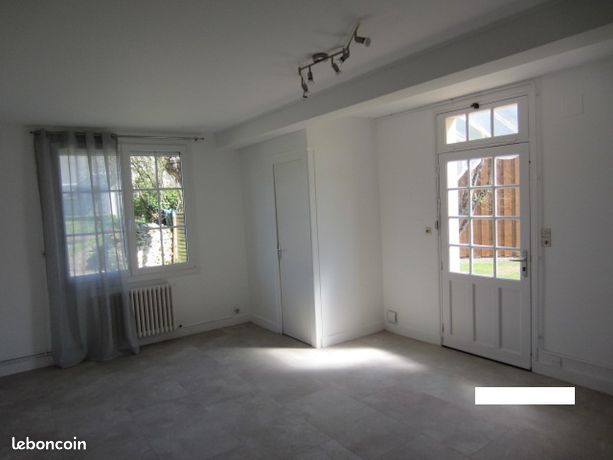 MAISON lumineuse, située dans un environnement calme et verdoyant. Proche des commerces, écoles et services