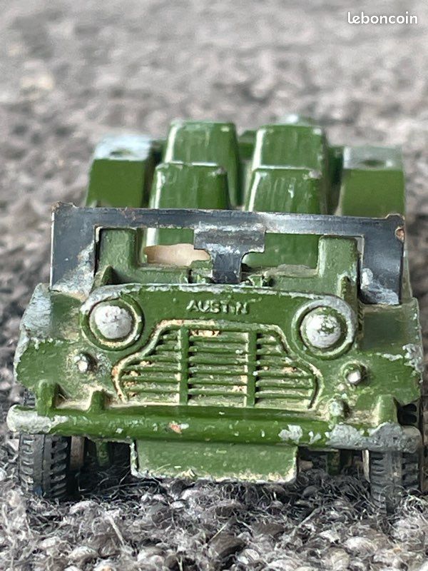 DINKY TOYS - SUPERTOYS : Ensemble de 19 véhicules militaires, engins et
