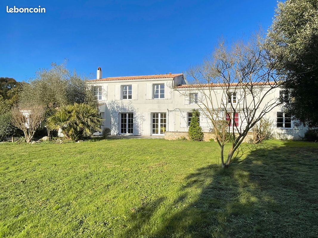 Maison 6 pièces 227 m² · à Saint-Romain-de-Benet · 227 m² · 640 000 €