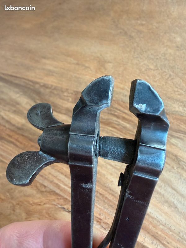 Outils anciens - Ancien petit étau en métal
