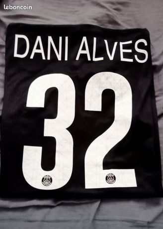 PSG - Dani Alves veut encore jouer en Premier League