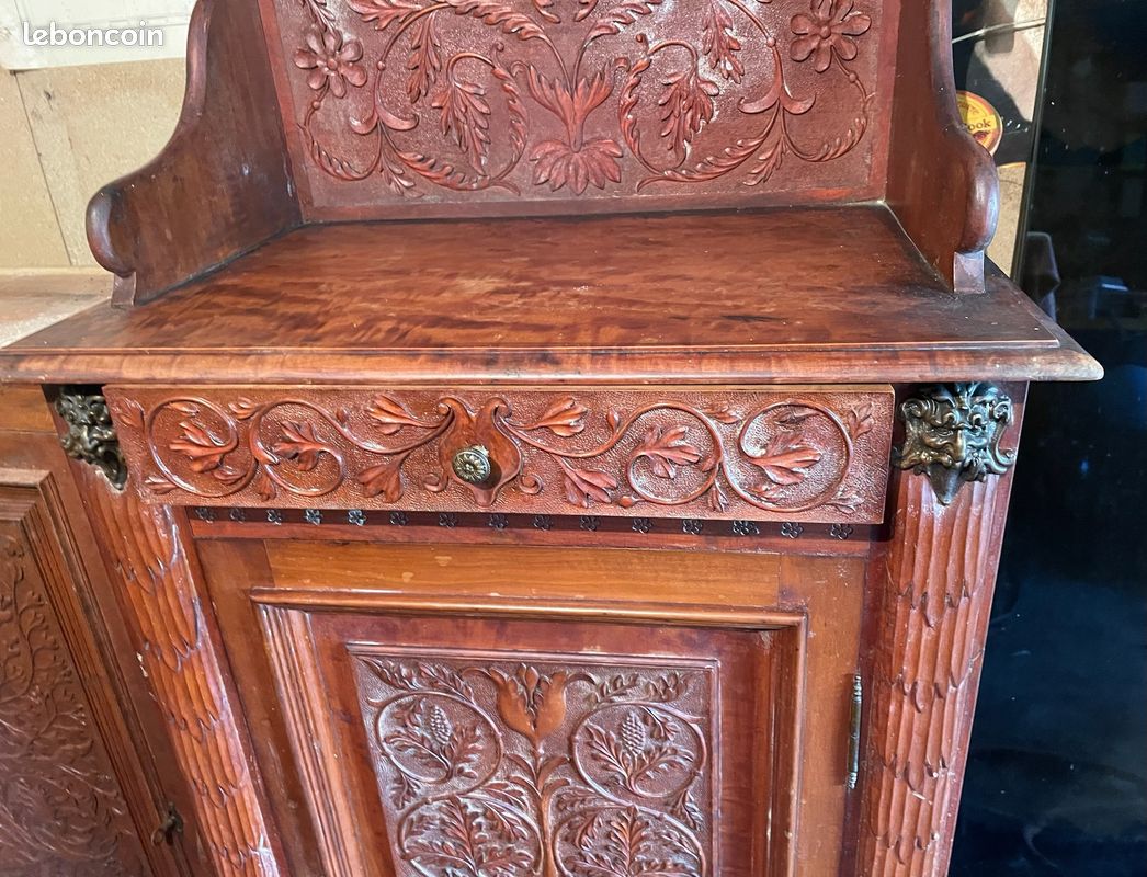 Beau meuble d'appui petit buffet très richement et finement sculpté signé et estampillé (image 3)