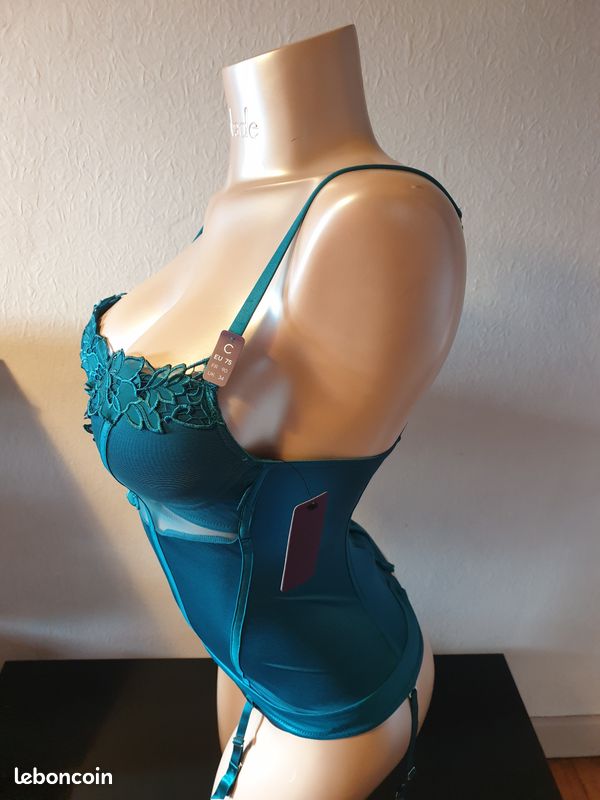Ensemble 3 pièces guêpière dentelle noire, string et bas noirs Chilirose