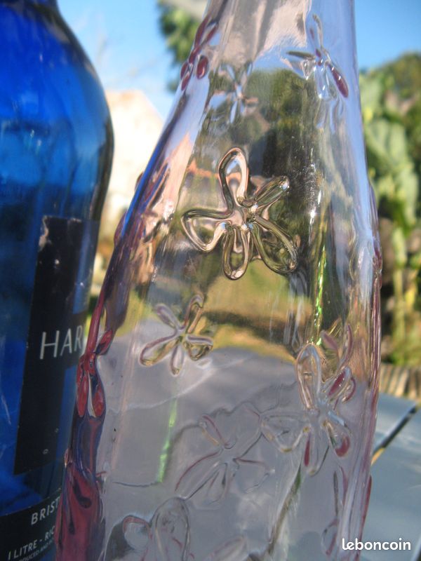 Bouteilles en verre rose et bleue (image 2)