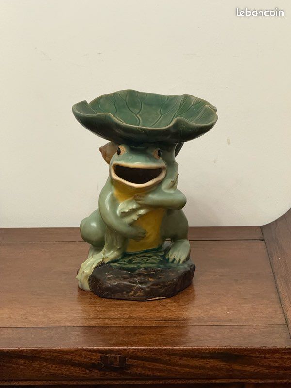 Plateau en céramique Chinoise de forme feuille de lotus porté par une grenouille souriante (image 1)