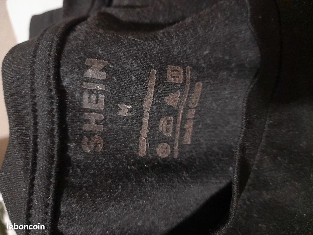 Tee-shirt haut noir avec un cœur rouge brodé en taille S (image 2)