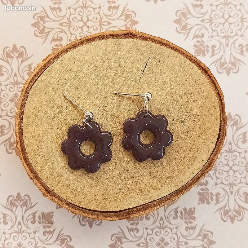 Boucles d'oreilles fleurs Flora violette paillettées (image 2)