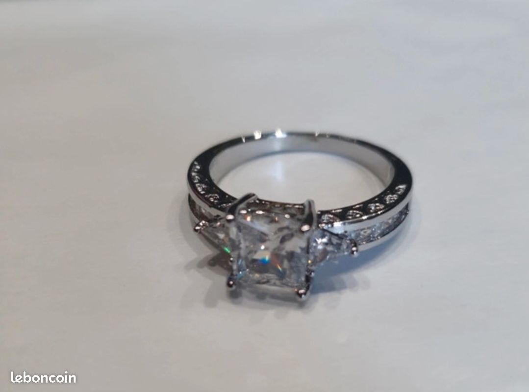 Bague argentée pierre transparente Montres Bijoux