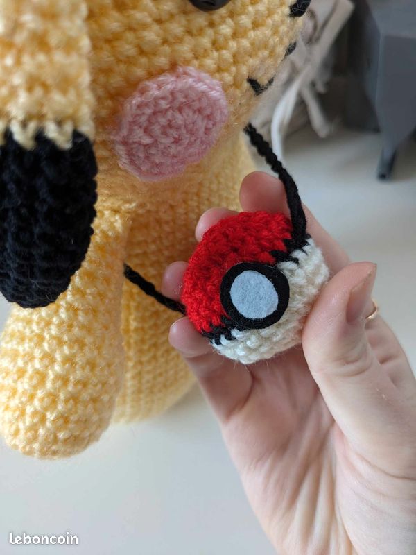 Pikachu dans une casquette, doudou peluche fait main au crochet neuf (image 6)