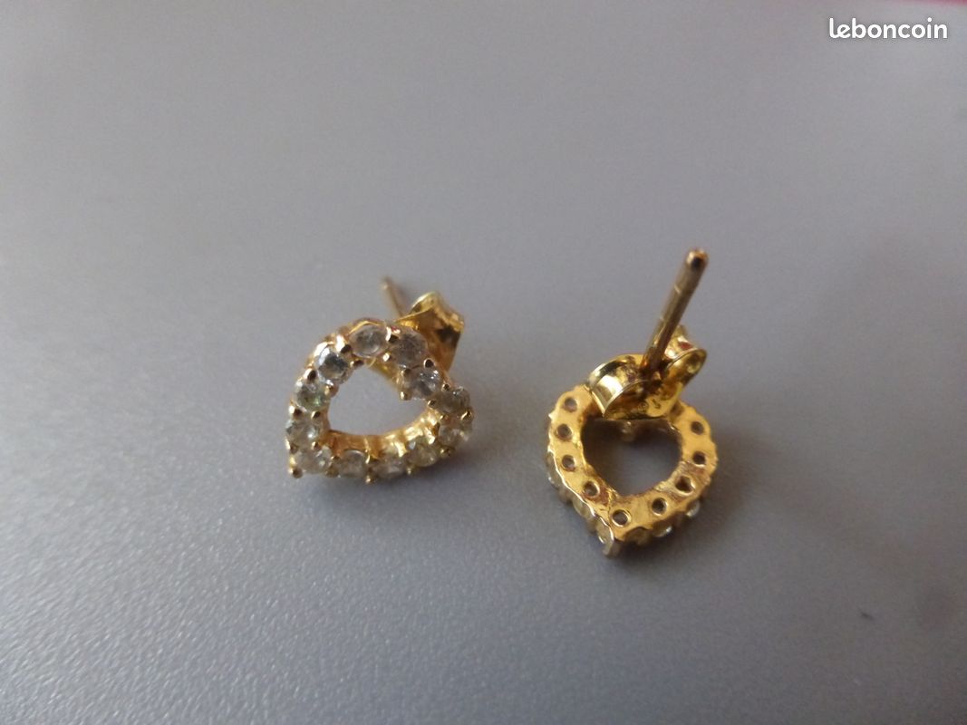 Boucles oreilles coeur avec zirconiums plaqué or qualité poinçons sur fermoirs 1,05gr tbé (image 1)
