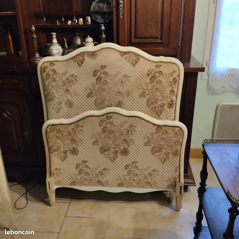 Lit tapissier et son chevet (image 1)