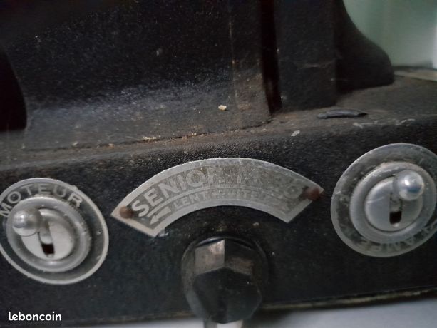 Ancien Projecteur De Film. Les Projets, Une Image Imprimée Sur Le Film Et A Travers L Objectif Se Concentre L Image Obtenue Sur Un Ecran 133680090