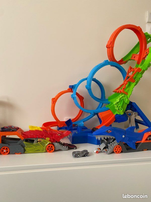 Lo Hot Wheels maxi looping transporteur requin qui avale et transporteur dragon (image 1)