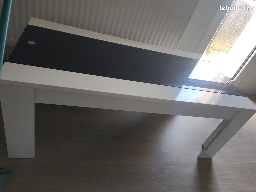 Une table en laque (image 1)