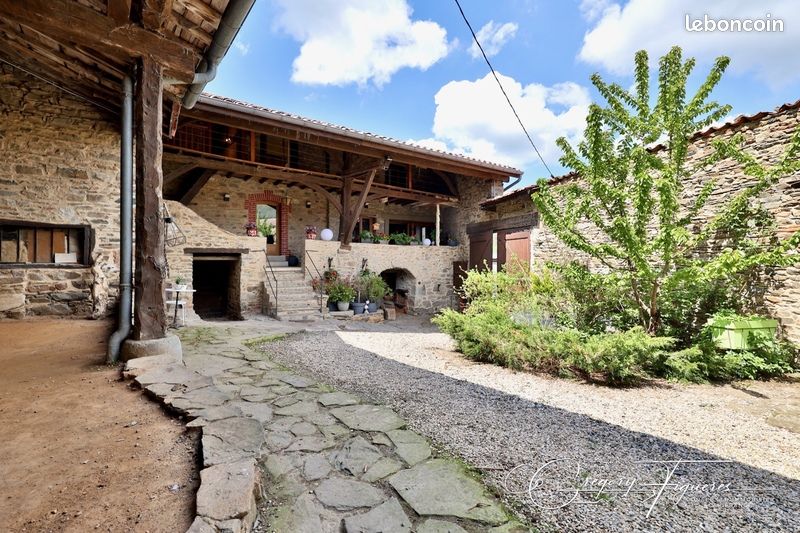 Maison 7 pièces 220 m² · à Larajasse · 220 m² · 650 000 €