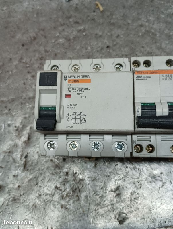Lot inter dif tetra deux disjoncteurs tetra un de 20 a un de32 a un répartiteur de ph tetra Merlin gerin (image 2)