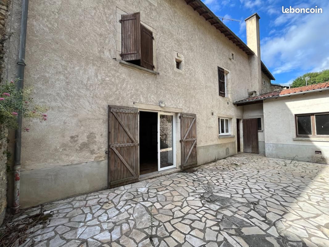 Maison 8 pièces 258 m² · à Charroux · 258 m² · 99 000 €