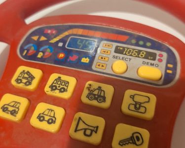 Casdon Volant GPS Jouet Interactif Avec Commandes Vocales - Lumières Et Bruits De Moteur - Dès 3 Ans