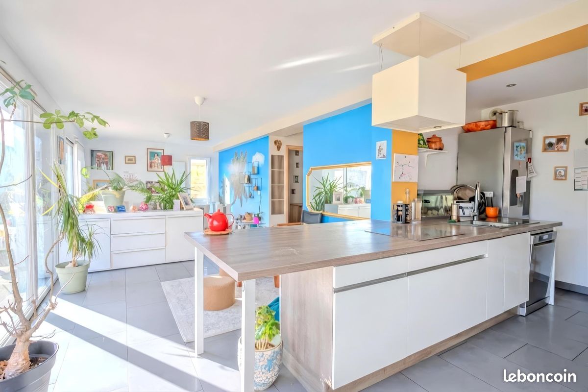 Parking 115 m² · à Brest · 115 m² · 295 000 €