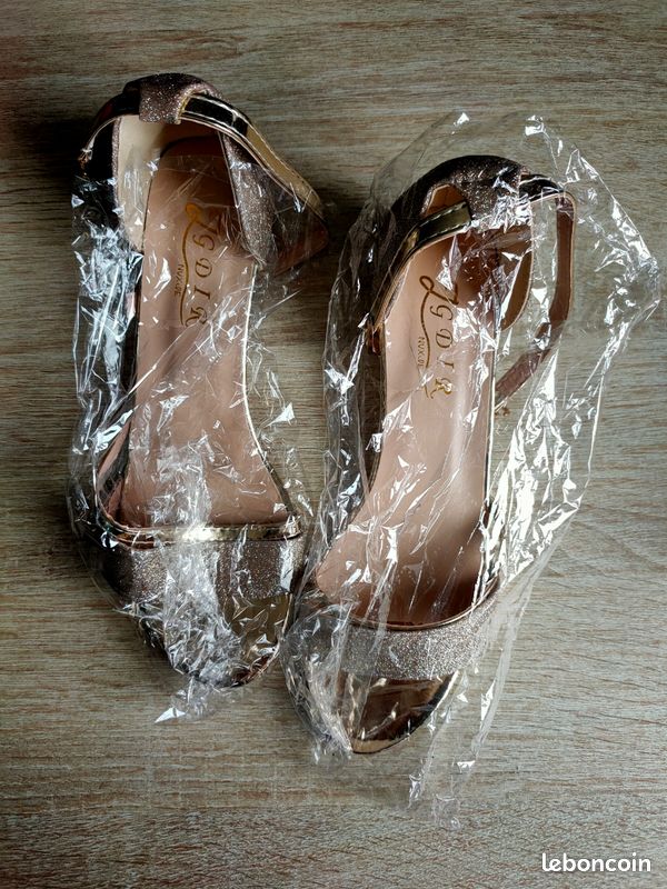 Chaussures dorées neuves (soirée mariage) Chaussures