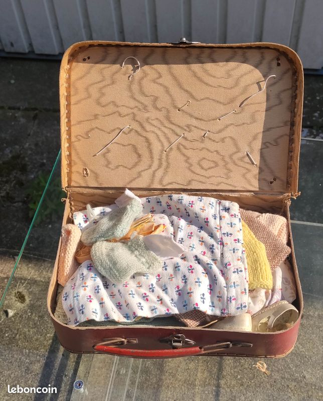 Poupées anciennes. Vieilles poupées dans une vieille valise. Poupées