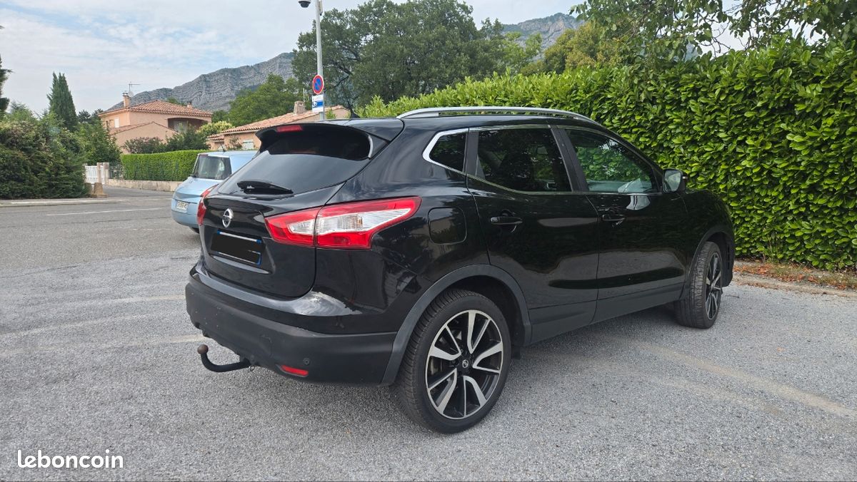 NISSAN Qashqai 1.5 dCi 2WD TEKNA 110 cv / CLIMATISATION - GPS - AIDE AU STATIONNEMENT - CAMERA 360° - REGULATEUR/LIMITEUR DE VITESSE (image 4)
