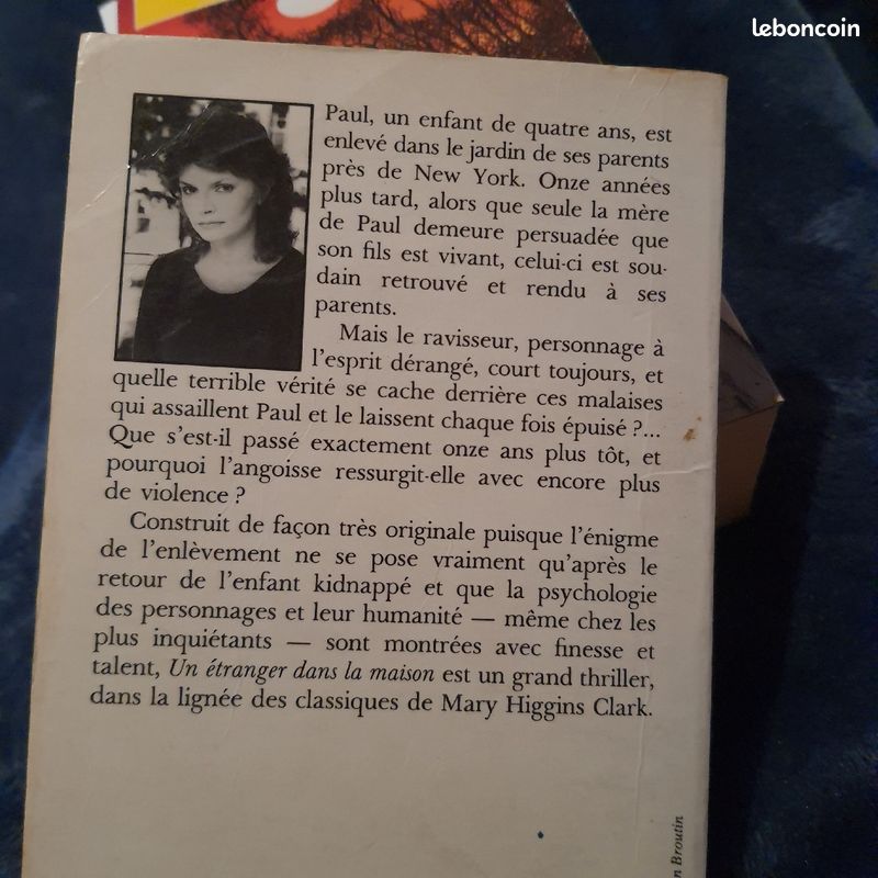 Livre UN ÉTRANGER DANS LA MAISON (image 2)