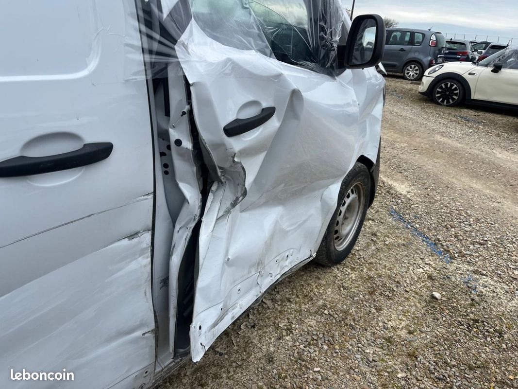 Opel Vivaro III 2.0 CDTi 145 "accidenté" (image 10)