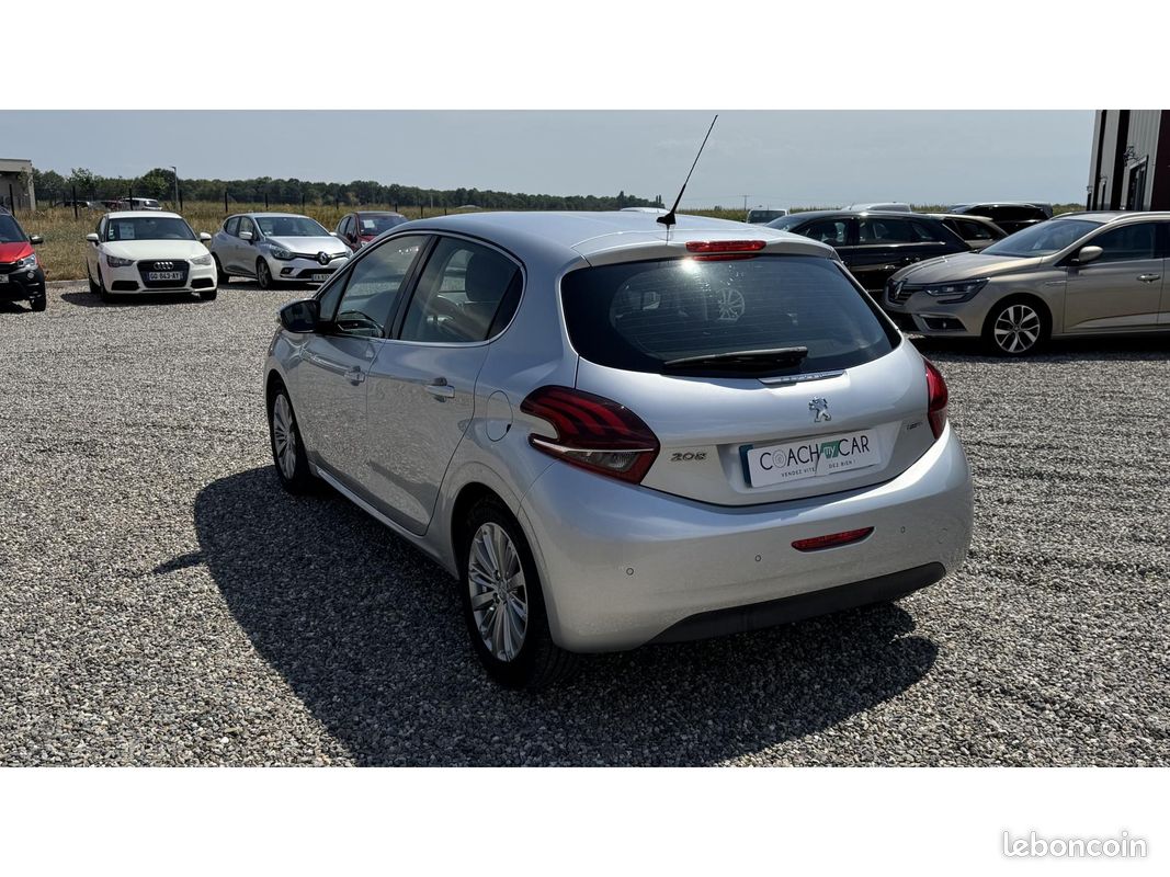 PEUGEOT 208 1.2i 12V - 82 Style (image 6)