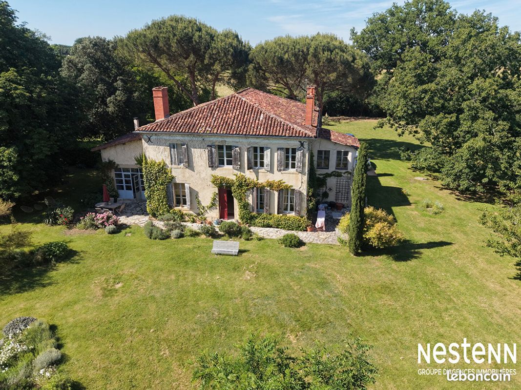 Maison 9 pièces 317 m² · à Vic-Fezensac · 317 m² · 450 000 €