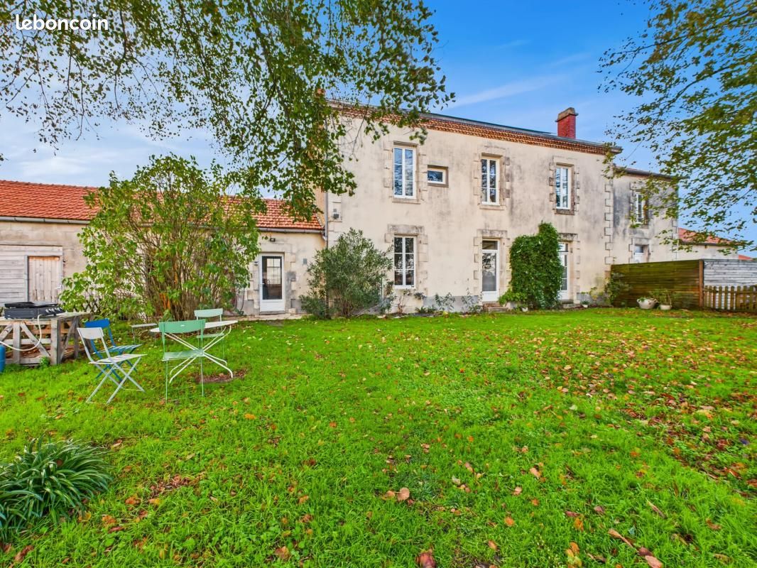 Maison 10 pièces 210 m² · à Nalliers · 210 m² · 215 000 €