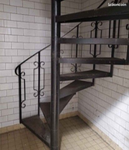 Escalier hélicoïdal en acier (image 1)